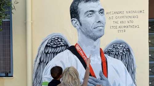Αλέξανδρος Νικολαΐδης: Γκράφιτι προς τιμήν του στο Γυμνάσιο που φοιτούσε - Συγκινήθηκαν η σύζυγος και τα παιδιά του [εικόνες]