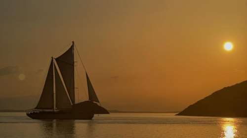 Η Μαρί Σαντάλ απολαμβάνει το ηλιοβασίλεμα στα ελληνικά νησιά μαζί με τον γιο της Αριστείδη