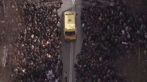 Θεσσαλονίκη-Τέμπη: Διαδηλωτές άνοιξαν διάδρομο για να περάσει ασθενοφόρο του ΕΚΑΒ – Συγκλονιστικό βίντεο