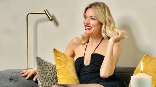 Η Βίκυ Καγιά ποζάρει στο στολισμένο σπίτι της - Το πανύψηλο χριστουγεννιάτικο δέντρο και η τέλεια διακόσμηση