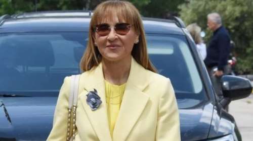 Μάρα Ζαχαρέα: Με oversized σακάκι, τζιν καμπάνα και τρίχρωμες πλεκτές γόβες στην ΕΡΤ