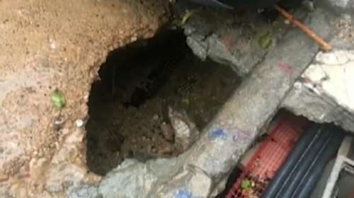 Η άσφαλτος... κατάπιε γυναίκα στα Εξάρχεια - Ανοιξε τρύπα λόγω της έντονης βροχής [βίντεο]