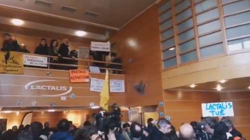 Γαλλία: Οργισμένοι αγρότες εισέβαλαν στην έδρα του κολοσσού των γαλακτοκομικών Lactalis [βίντεο]