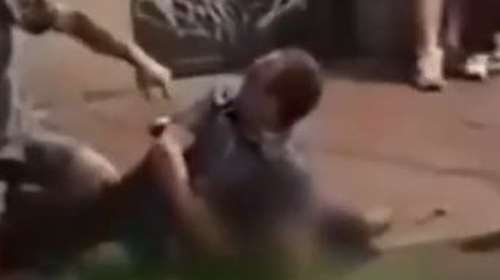 &quot;Θα τον πνίξεις τον άνθρωπο&quot;: Αστυνομικός εκτός υπηρεσίας στραγγάλισε στη μέση του δρόμου έναν κλέφτη στην Ισπανία [βίντεο]