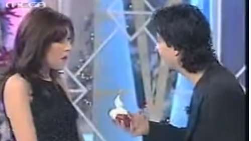 Παραμονή Πρωτοχρονιάς 1996: Ο  Σχοινάς έκανε την... on air πρόταση γάμου στην Γαρμπή που έμεινε στην ιστορία [βίντεο]