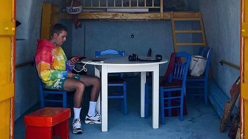 Στη Μήλο ο Τζάστιν Μπίμπερ: Έγινε φίλος με ηλικιωμένο ψαρά και έκατσε μαζί του για φάβα και γαριδάκι [Εικόνες]