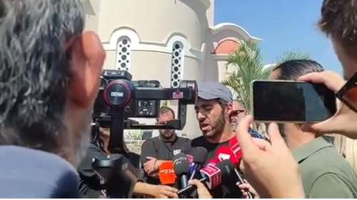 Στην κηδεία του 36χρονου Αντώνη δακρυσμένος ο πατέρας της μικρής Μελίνας: Να μην ξεχαστεί το γεγονός [βίντεο]