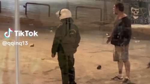 Ο Βασίλης Μπισμπίκης στα επεισόδια μεταξύ ΜΑΤ και οπαδών στη Λεωφόρο - Οι χειρονομίες και οι αποδοκιμασίες [βίντεο]