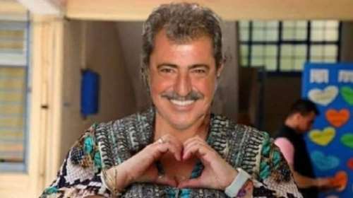 Η εικόνα του Παύλου Πολάκη που έγινε viral: Μοιράζει καρδιές όπως η Ζωή Κωνσταντοπούλου