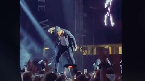 Viral στο TikTok ο χορός του Σάκη Ρουβά σε συναυλία - &quot;Εμείς δεν μπορούμε να πάμε μέχρι την κουζίνα&quot;