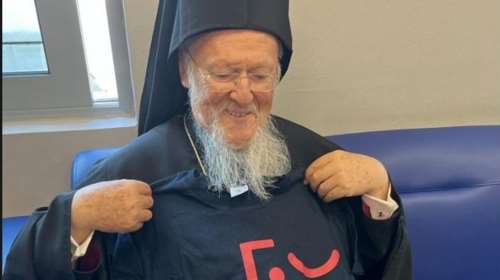 Ο Πατριάρχης Βαρθολομαίος με το T-shirt του Ertflix: &quot;Θα σας κάνω την καλύτερη διαφήμιση&quot;