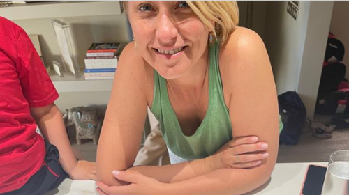 Γενέθλια για την Σία Κοσιώνη: Δείτε την τούρτα έκπληξη από τον γιο της και τα αδέρφια του