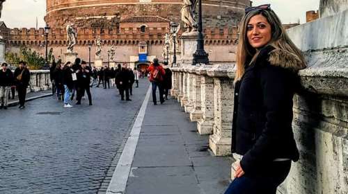 Εγκλημα στη Ρόδο: &quot;Δεν την άφηνε να βγει έξω, δεν την άφηνε να βλέπει ούτε τηλεόραση μόνη&quot;, λένε οι γονείς της δασκάλας