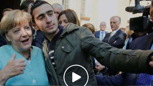 Ο διάσημος Σύρος πρόσφυγας  που έβγαζε σέλφι με τη Μέρκελ δουλεύει στη Deutsche Welle και κάνει ρεπορτάζ για μετανάστες