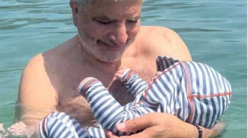 Γιώργος Πατούλης - Στη θάλασσα με τον 4 μηνών γιο του για το πρώτο του μπάνιο