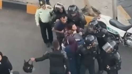 Ιράν: Σάλος με βίντεο που δείχνει αστυνομικούς να παρενοχλούν γυναίκες σε διαδήλωση