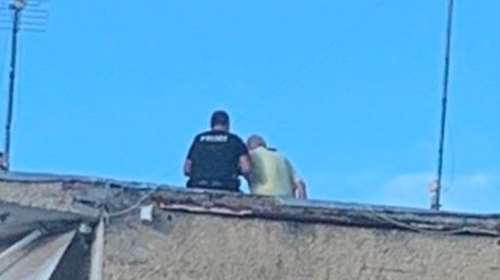 Κατερίνη: Αστυνομικοί έσωσαν άνδρα λίγο πριν πέσει από ταράτσα τριώροφης πολυκατοικίας [εικόνα]