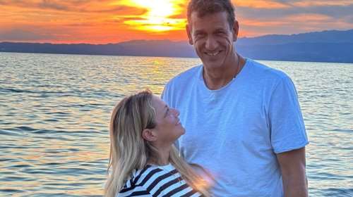 &quot;11 χρόνια μαζί&quot;: Ζαμπέτογλου και Γαλακτερός ποζάρουν αγκαλιά στο ηλιοβασίλεμα [εικόνες]