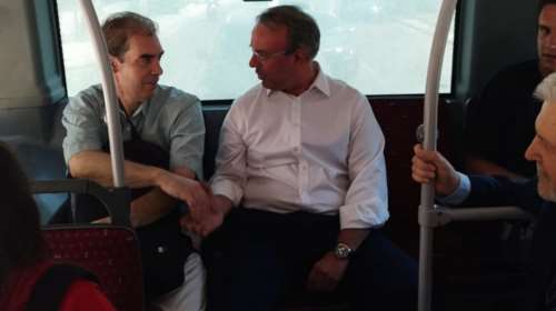 Στη Θεσσαλονίκη ο Σταϊκούρας: Ανέβηκε σε λεωφορείο και μίλησε με τους επιβάτες [εικόνες-βίντεο]