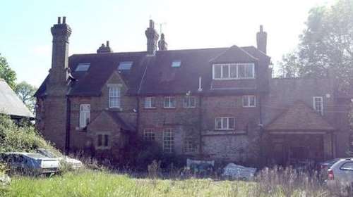 Μυστήριο με τη &quot;στοιχειωμένη&quot; έπαυλη Ελληνα έξω από το Λονδίνο - Πιάτα πάνω στο τραπέζι, αυτοκίνητα θαμμένα στον κήπο [βίντεο]