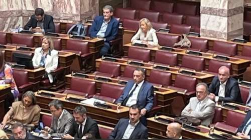 Μπάχαλο οι Σπαρτιάτες: Μόνος και έρημος στα έδρανα της Βουλής ο Στίγκας - Τον εγκατέλειψαν οι βουλευτές του