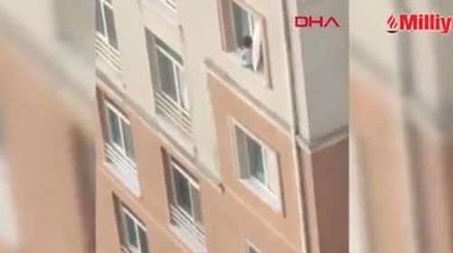 Τουρκία - Βίντεο που κόβει την ανάσα: Μικρό αγοράκι κάθεται στο περβάζι παραθύρου πολυόροφου κτιρίου