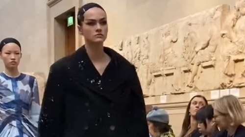 Οργή Μενδώνη για το Βρετανικό Μουσείο και την επίδειξη μόδας στην αίθουσα των Γλυπτών του Παρθενώνα - &quot;Προσβάλλουν το μνημείο&quot;
