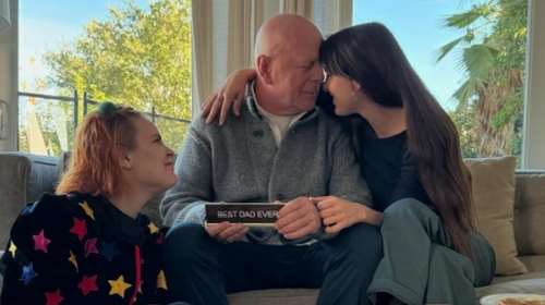 &quot;Best Dad Ever&quot;: Ο Μπρους Γουίλις ποζάρει με τις δύο κόρες του για την Ημέρα των Ευχαριστιών