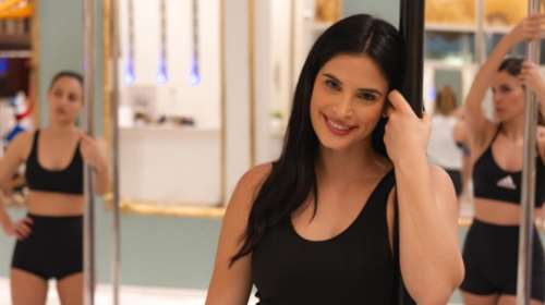 Χριστίνα Μπόμπα: Κάνει pole dancing με ολόσωμο μαύρο κορμάκι μαζί με τις φίλες της