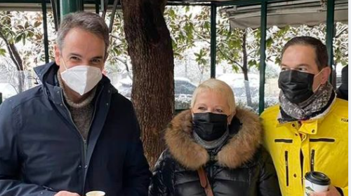 Καφές take away για Μητσοτάκη με τους δημοσιογράφους Δημήτρη Τάκη και Χριστίνα Κοραή