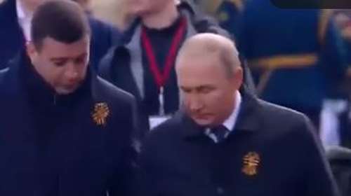 Είναι αυτός ο διάδοχος του Πούτιν; Ο άγνωστος νέος άνδρας που συνομιλούσε μαζί του στην Κόκκινη Πλατεία