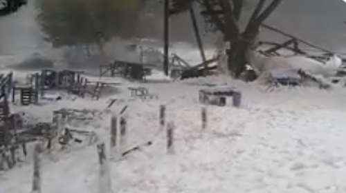 Κακοκαιρία Ιανός: Το φαινόμενο &quot;Kαπουτσίνο&quot; στην Iθάκη - Οι δρόμοι γέμισαν αφρούς [βίντεο]