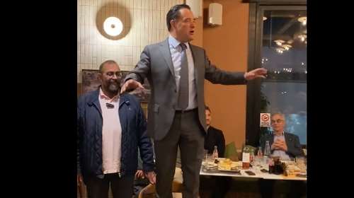 Ο Αδωνις Γεωργιάδης μιλάει πάνω σε καρέκλα: &quot;Με βρίζανε, με βρίζανε…σκασμός τώρα&quot;