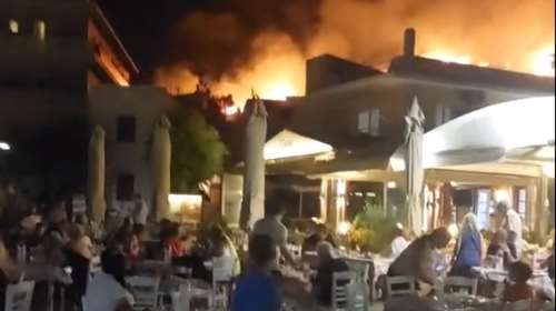 Φωτιά στην Τζια στην περιοχή Κορρησία - Πνέουν ισχυροί άνεμοι - Καίει κοντά σε σπίτια