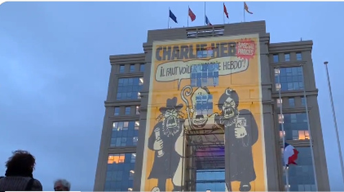 Στην αντεπίθεση ο Μακρόν: Με σκίτσα του Charlie Hebdo φωτίστηκαν τα κυβερνητικά κτίρια [βίντεο]