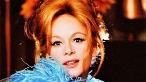 Σπάνιο &quot;κλικ&quot;: Η Αλίκη Βουγιουκλάκη με κοντό, αγορέ μαλλί υπογράφει αυτόγραφα