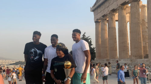 Στην Ακρόπολη με το τρόπαιο του NBA οι Αντετοκούνμπο