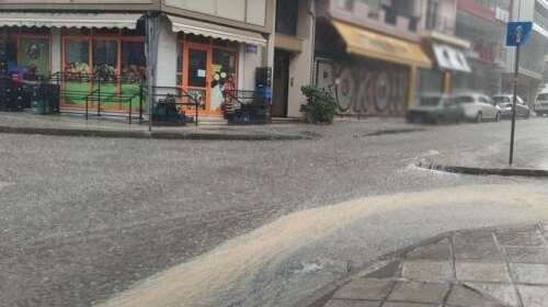 Γιάννενα: Ξαφνικό μπουρίνι πλημμύρισε τους δρόμους - Δυνατή βροχή και χαλάζι