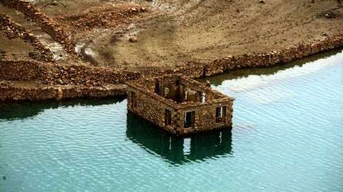 Κάλλιο: Ένα βυθισμένο χωριό αναπαύεται στην υδάτινη αγκαλιά του Μόρνου [βίντεο]