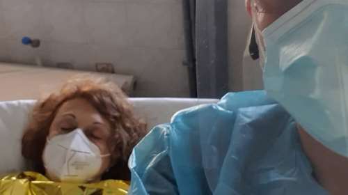 Κορονοϊός: Η συγκινητική ανάρτηση του γιατρού του ΑΧΕΠΑ με ασθενή τη μητέρα του