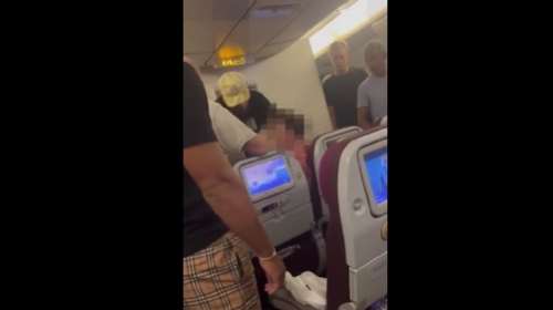 Πανικός στον αέρα: Επιβάτης γρονθοκόπησε αεροσυνοδό και έσπασε την πόρτα της τουαλέτας [βίντεο]