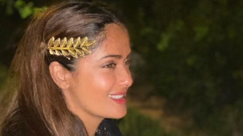 Σάλμα Χάγιεκ: &quot;Το &#39;ριξε έξω&quot; στην Πάρο - Σπάει πιάτα και χορεύει σε γλέντι [Βίντεο]