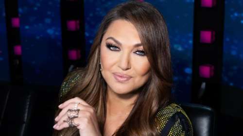 Η Καίτη Γαρμπή τις έσβησε όλες: Με μίνι φόρεμα με κρύσταλλα swarovski και απίθανο μακιγιάζ στην πρεμιέρα του J2US