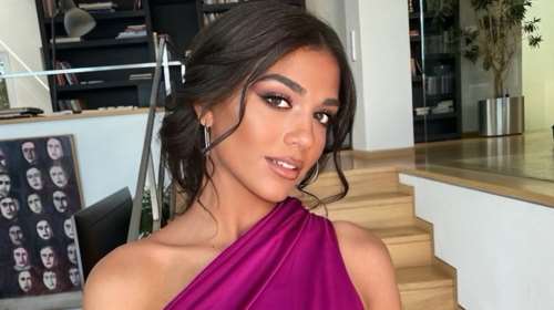 Αγνώριστη η Μελίνα Νικολαΐδη: Ποζάρει με πλατινέ μαλλιά που φωτίζουν το κουκλίστικο πρόσωπό της