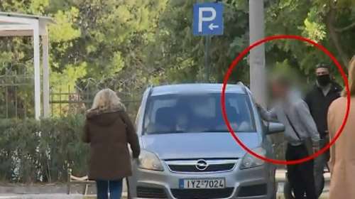 Κολωνός: Ξέσπασαν σε κλάματα τα δύο παιδιά της 37χρονης μετά την προφυλάκισή της - Φώναζαν τη μητέρα τους