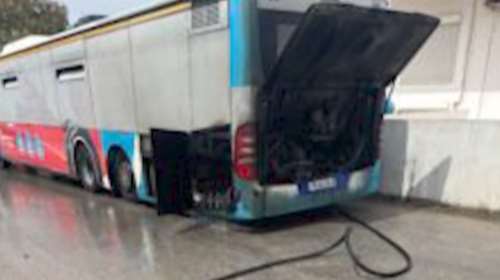 Ρόδος: Λεωφορείο με 80 μαθητές πήρε φωτιά εν κινήσει -  &quot;Κατεβείτε έξω, θα εκραγεί το λεωφορείο&quot;