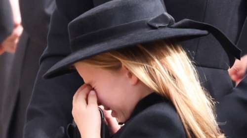 Κηδεία Βασίλισσας Ελισάβετ: Η επτάχρονη πριγκίπισσα Σάρλοτ δεν άντεξε και έβαλε τα κλάματα [εικόνες]
