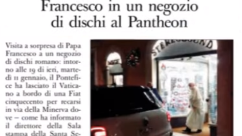 &quot;Με τσάκωσες&quot;: Ο πάπας Φραγκίσκος συγχαίρει δημοσιογράφο που τον φωτογράφισε σε δισκάδικο [βίντεο]