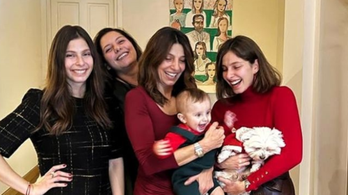 The power of 4: Η Πόπη Τσαπανίδου ποζάρει με τις κόρες της και τον εγγονό της