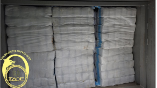 Επιχείρηση &quot;μαμούθ&quot; του ΣΔΟΕ: Έπιασε 4 τόνους κάνναβης στον Πειραιά - Κρυμμένοι μέσα σε μηχανές για cupcakes